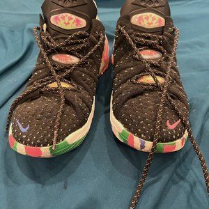 Boy's Lebron 18 sz. 5.5